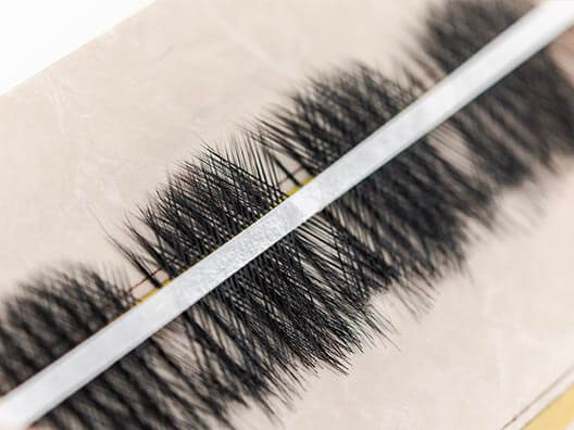 Eyelashes manufacturing corss to make pattern