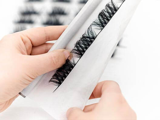 Eyelashes manufacturing untie and form the lashes